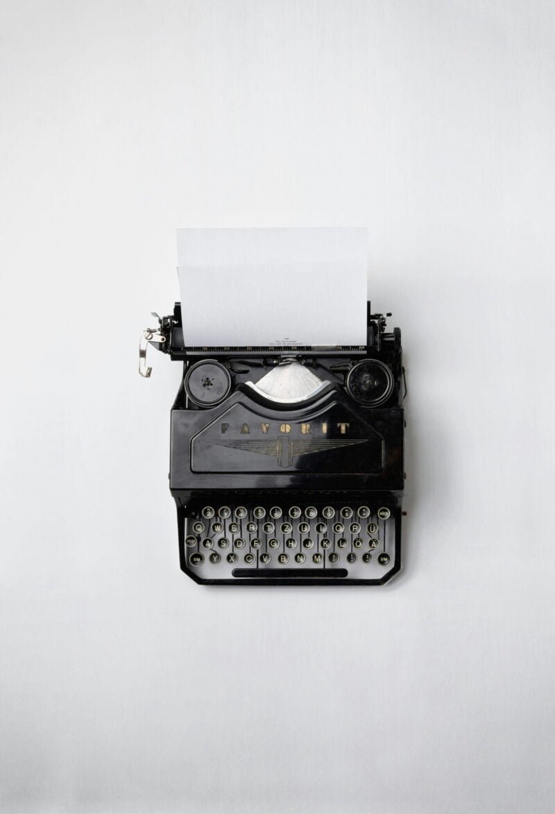 Typewriter, books on minimalism
