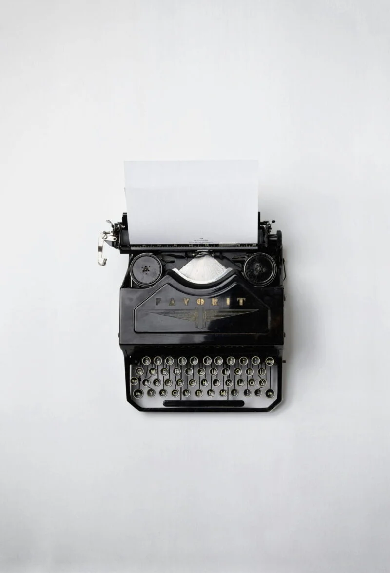 Typewriter, books on minimalism